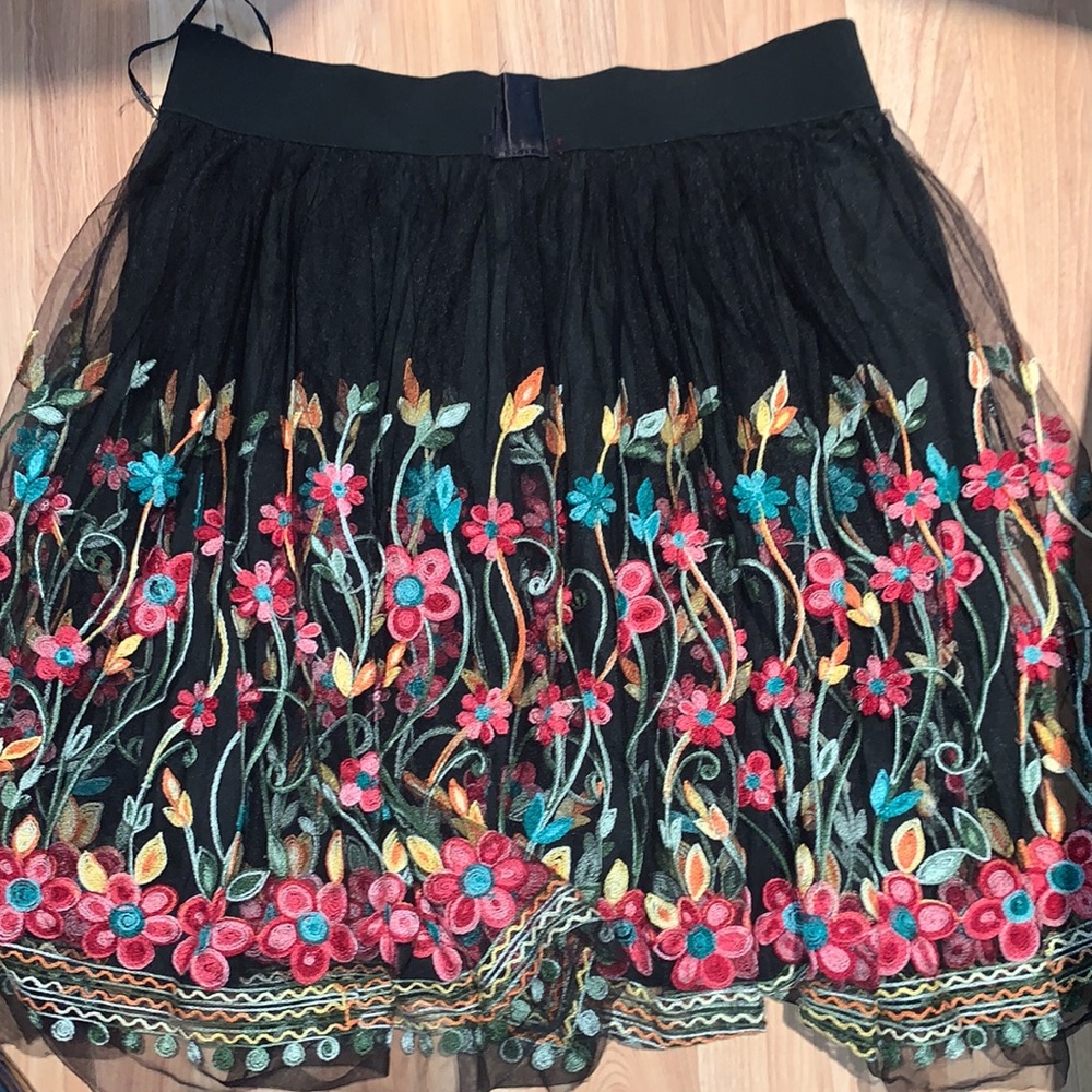San Francisco | Beautiful Embroidered Floral Skirt - Picture 8 of 15